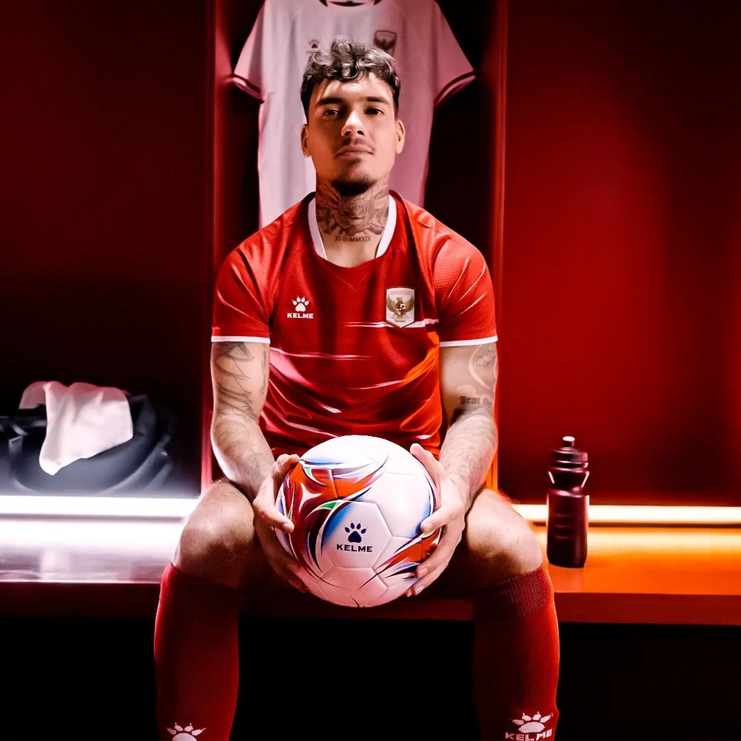 Pemain mengenakan jersey home Timnas Indonesia 2026 berwarna merah